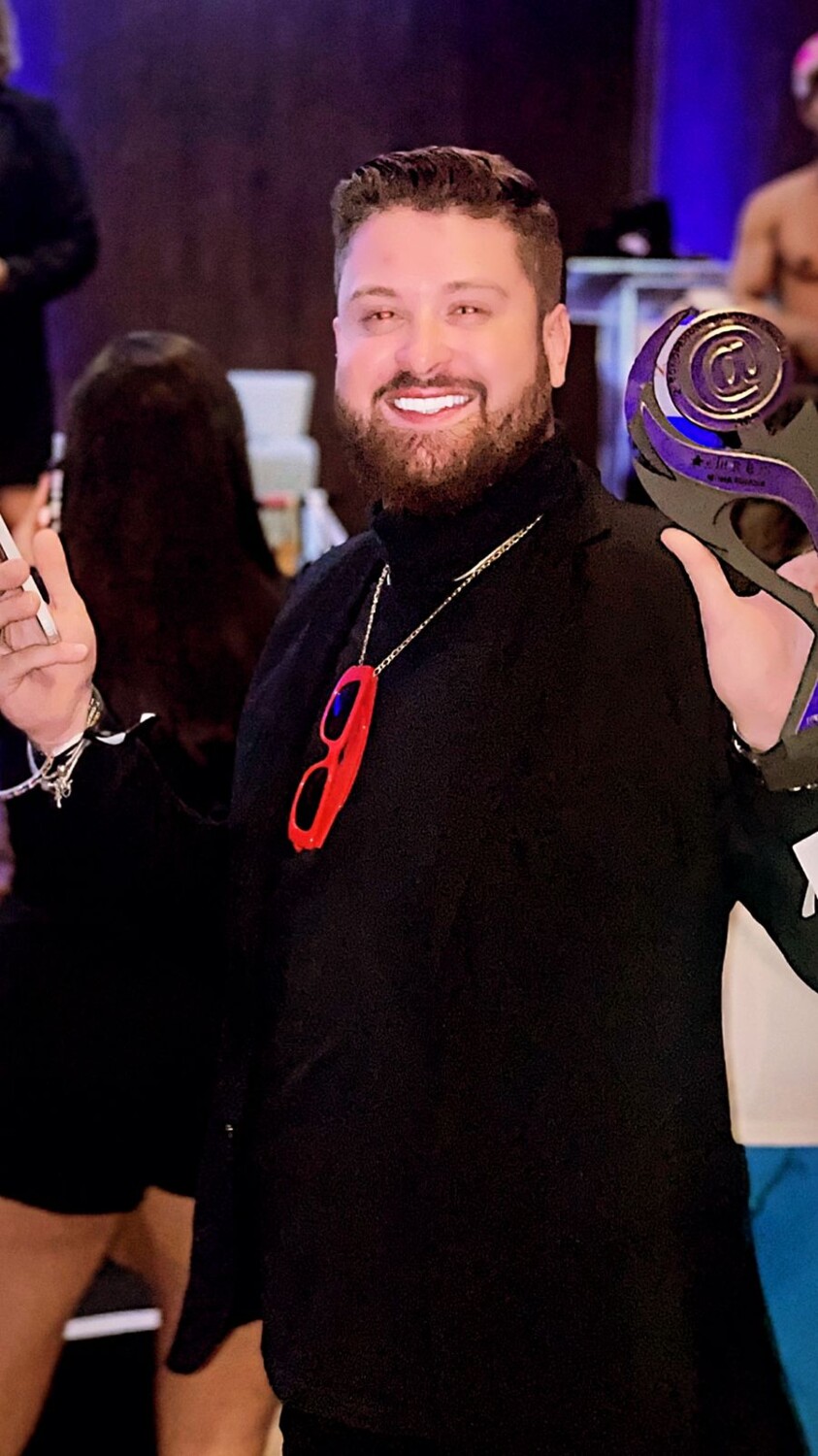 Influenciador Gabriel Marques recebe prêmio melhores influenciadores de Goiás.
