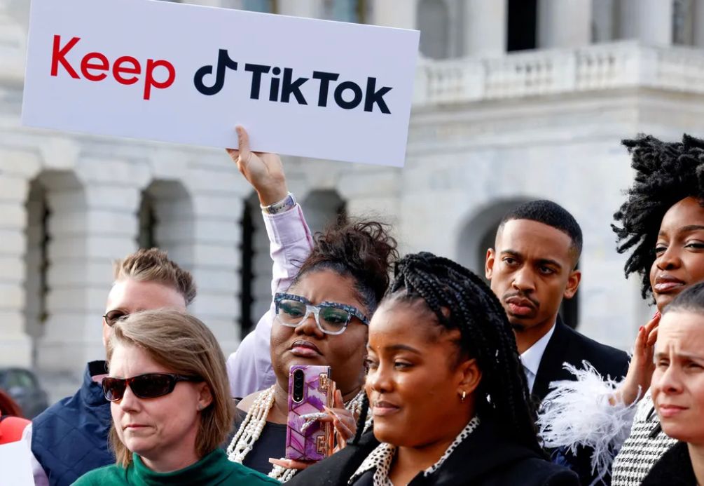 Classe política dos EUA é alvo de protesto de jovens criadores de conteúdo do TikTok