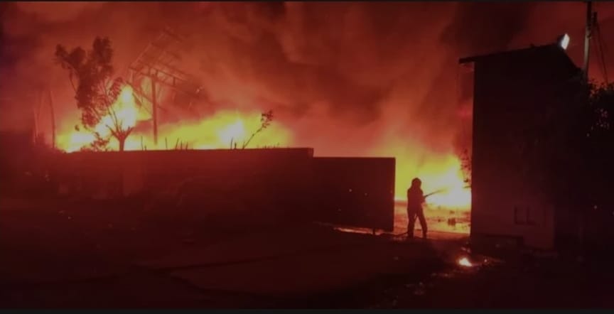 Prédios de reciclagem são destruídos por incêndio sem precedentes