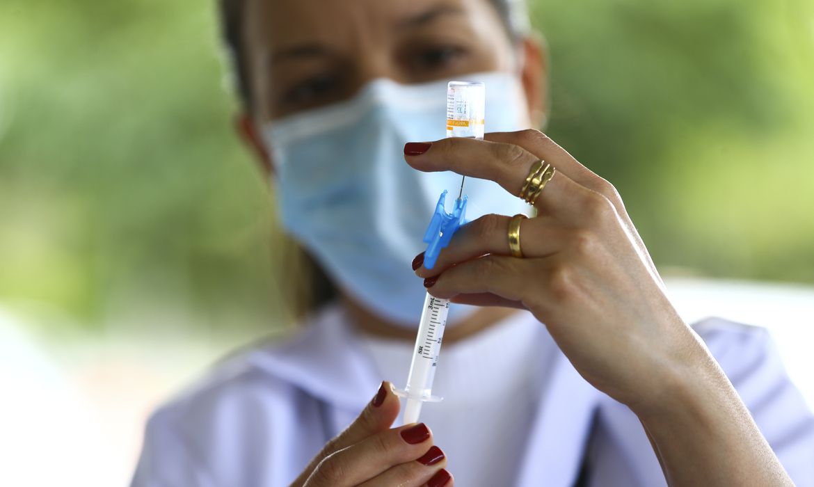 Quarta dose contra Covid continua para pessoas acima de 30 anos, aponta Secretaria de Saúde