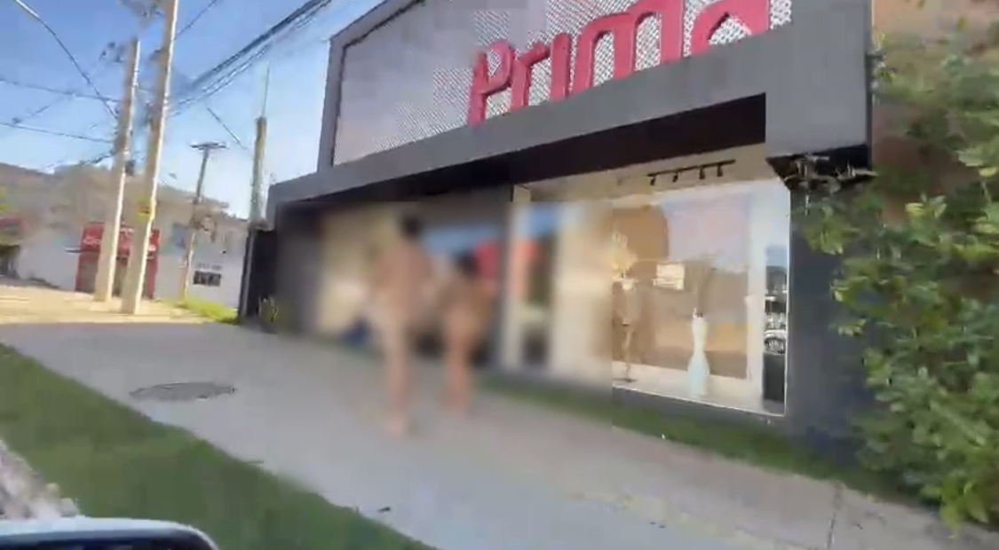 Casal é flagrado andando sem roupas em Goiânia