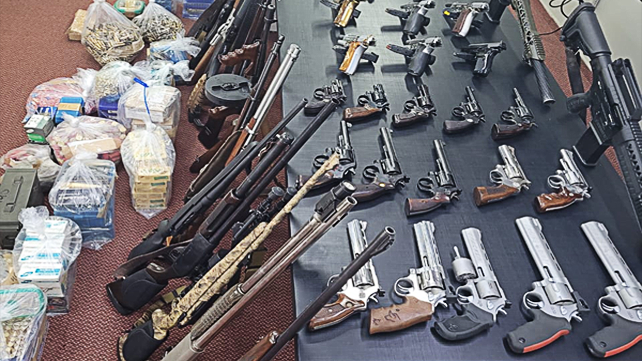 Acervo de 46 armas usadas em comércio ilegal são apreendidas