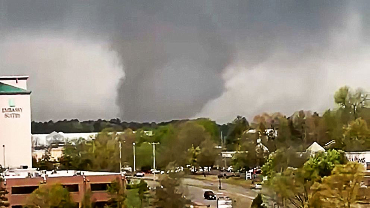 Tornado mata duas pessoas e deixa vários feridos no Arkansas, nos EUA