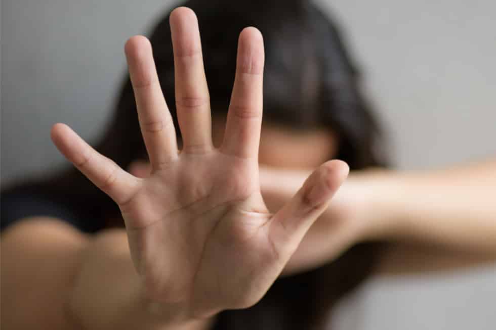 Jovem tem celular jogado na testa pelo namorado e sofre explosão