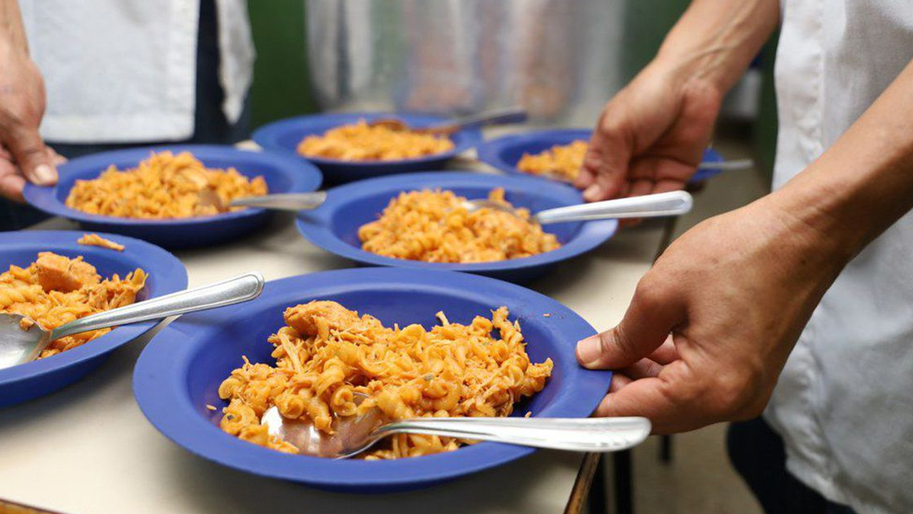Funcionários públicos são presos suspeitos de desviar merenda escolar