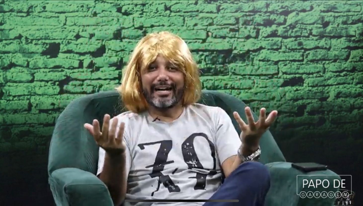 Vitor Hugo usa peruca e brinca: “Apoio a Nikolas”