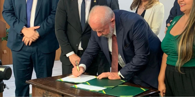 Lula assina projeto de lei que garante verba para piso da enfermagem