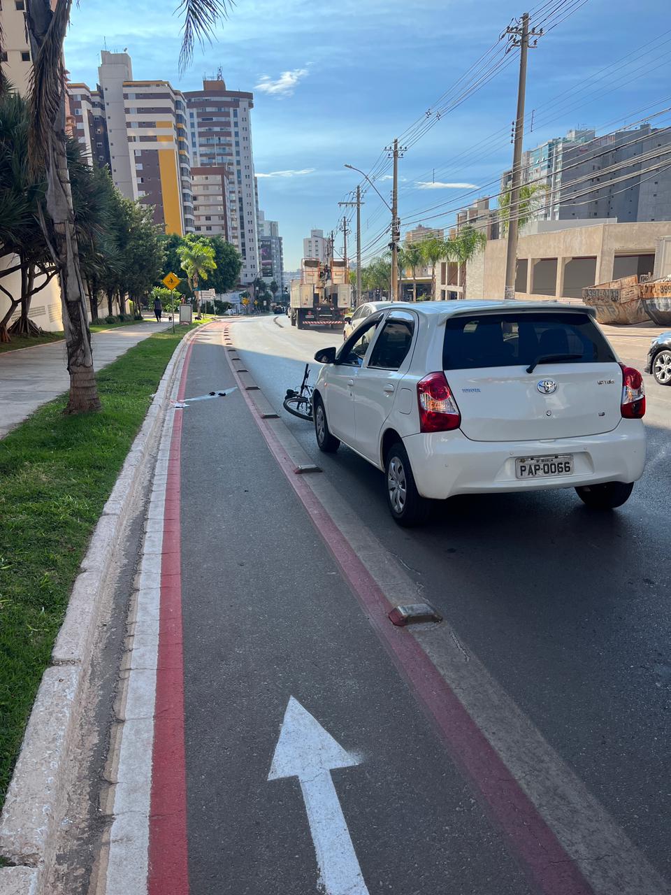 Vítima foi atingida após passageiro abrir a porta do veículo na faixa de ciclista em Águas Claras