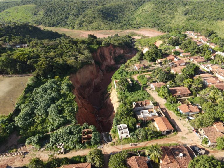 Desespero: homem cai em voçoroca de 80 metros; vídeo