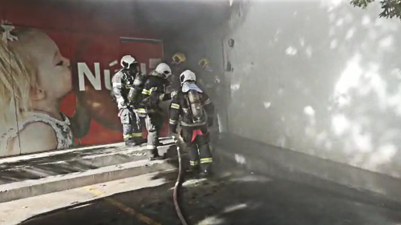 Incêndio atinge depósito de laboratório em Goiânia