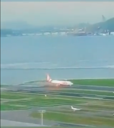 Turbina de avião pega fogo em decolagem no Santos Dumont