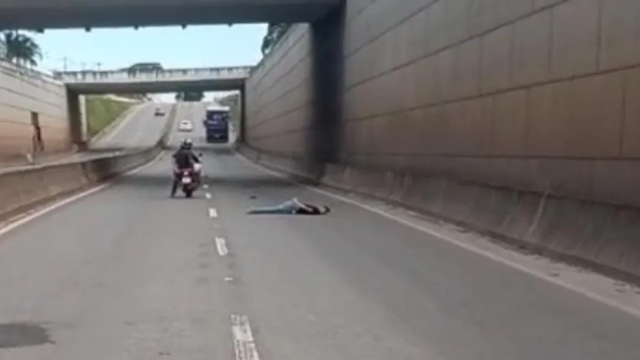 Suspeito algemado pula de viaduto para fugir da polícia