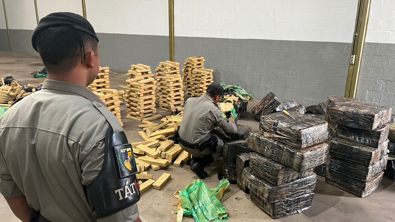 Duas toneladas de maconha são apreendidas em Galpão