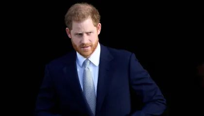 Tabloide britânico emite pedido de desculpas ao Príncipe Harry por coleta ilegal de informações