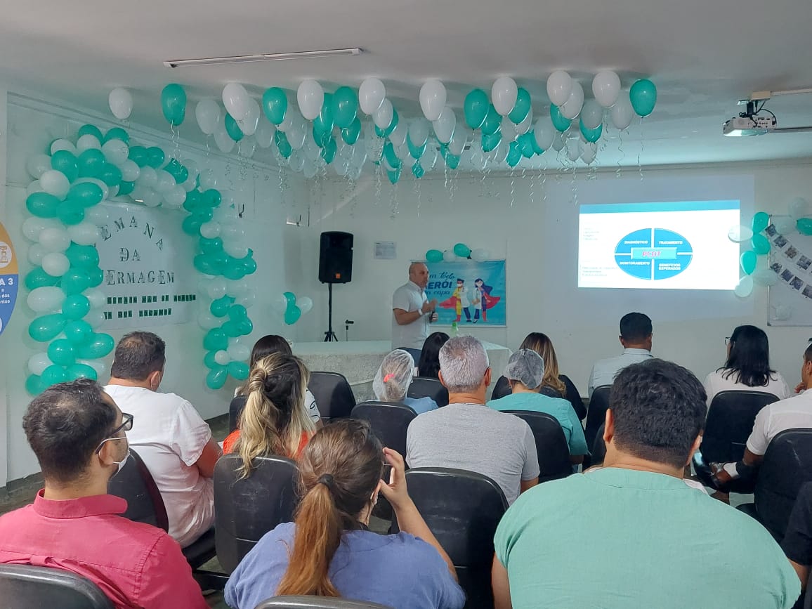 Hugo capacita sobre medicamentos especiais