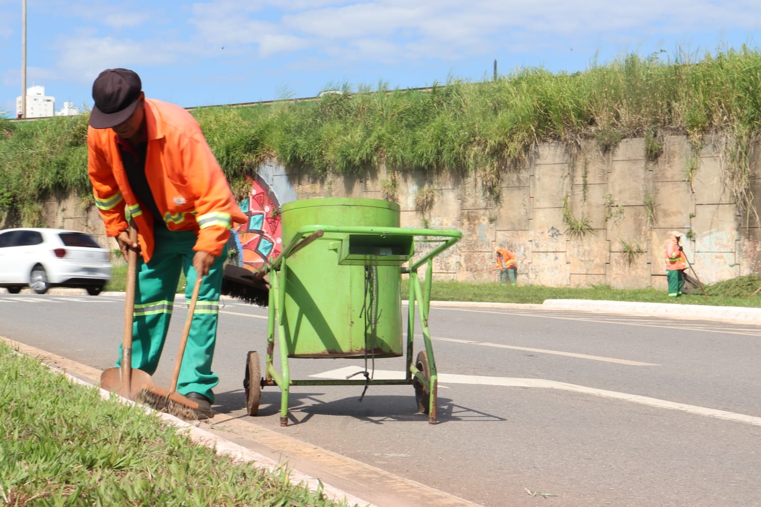 Prefeitura de Goiânia realiza serviços de limpeza em 130 bairros