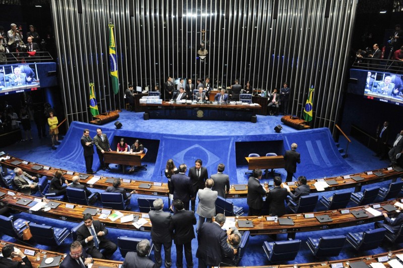 Senado aprova equiparação de milícias e facções a terroristas
