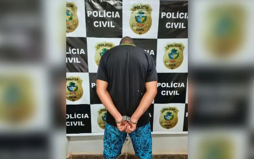 Homem é preso em flagrante após agredir e ameaçar namorada no ponto de ônibus