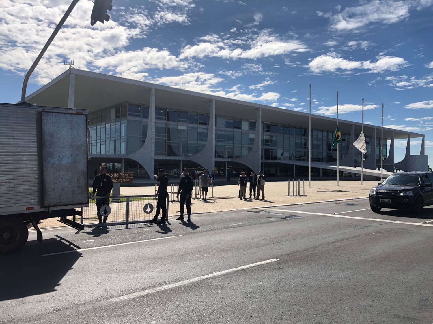 Exército retira barricadas dos Palácios da Alvorada e do Jaburu por ordem de Lula