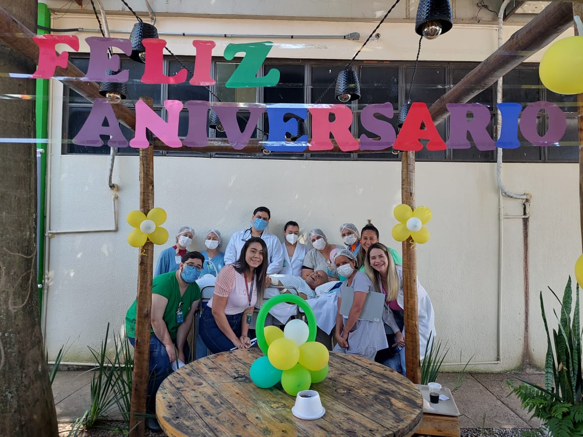 Família celebra aniversário de paciente do HUGO