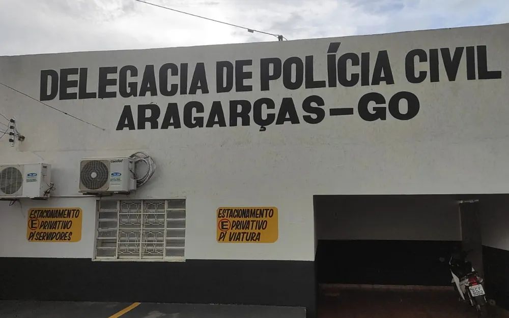Médico tem casa invadida por criminosos e esposa é baleada