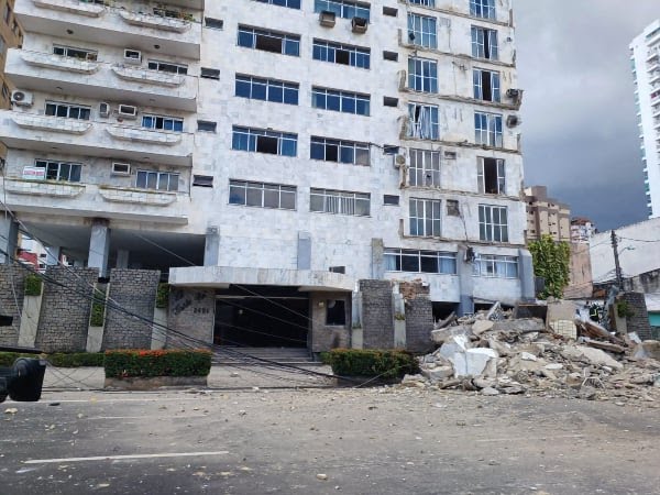 Susto: sacadas de edifício desabam e causam estrago