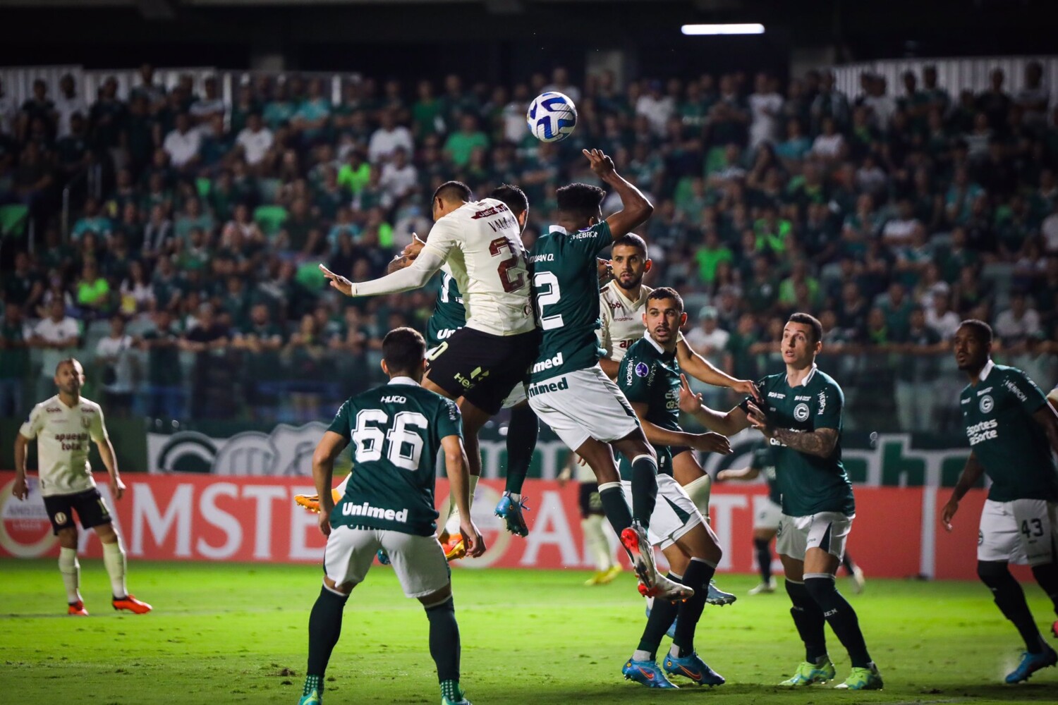 Com golaço de Apodi, Goiás vence Universitário do Peru, e assume a liderança do grupo G na Sul-Americana