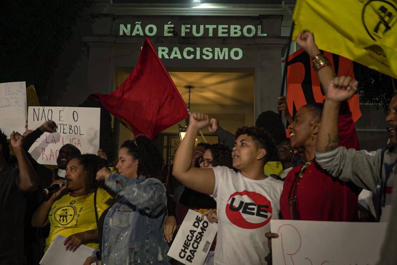 Movimento Negro protesta em SP contra racismo sofrido por Vini Jr