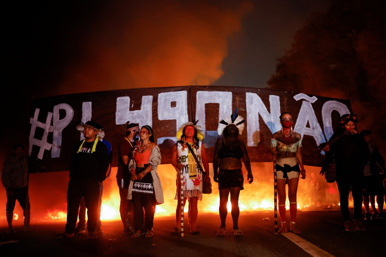 Marco temporal: protesto de indígenas bloqueia Rodovia dos Bandeirantes no sentido SP