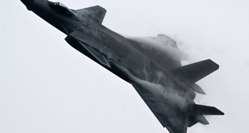 Pentágono afirma que caça da China fez manobra arriscada próximo à avião espião americano
