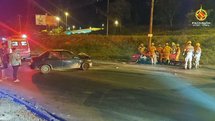 Carros batem de frente no Gama e deixa 4 pessoas feridas