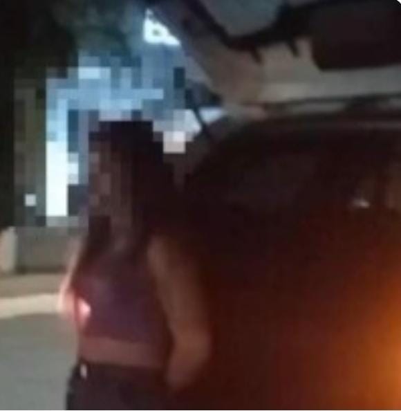 Mulher é detida por dirigir embriagada e chutar policial, em Goiânia