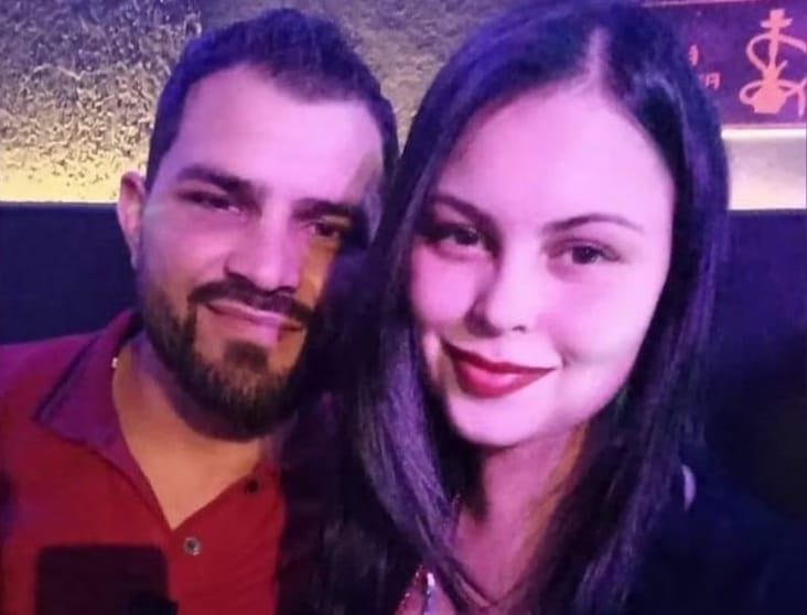 Homem é preso por matar esposa em frente ao filho e amigos