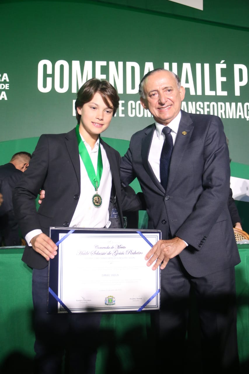 Daniel Vilela é homenageado pela Câmara de Goiânia e escala o filho, Frederico, para representá-lo