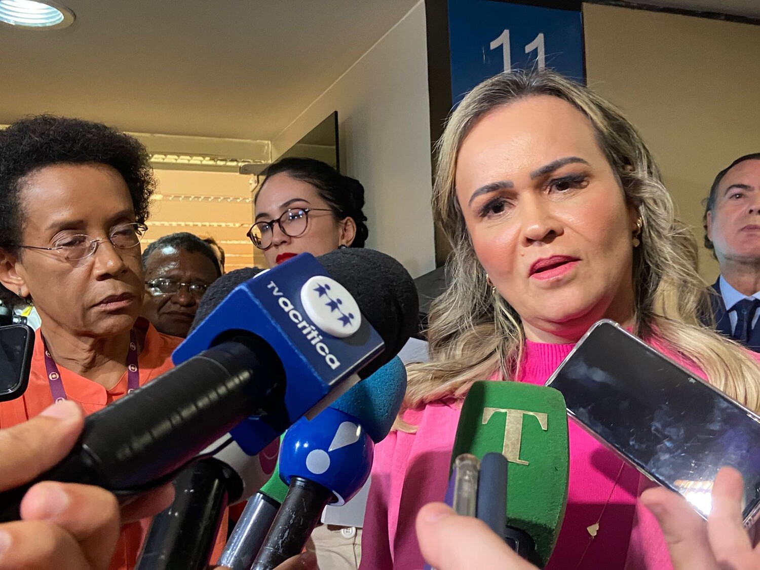 Daniela Carneiro diz que está 'tudo sob controle', mas não garante que fica no ministério