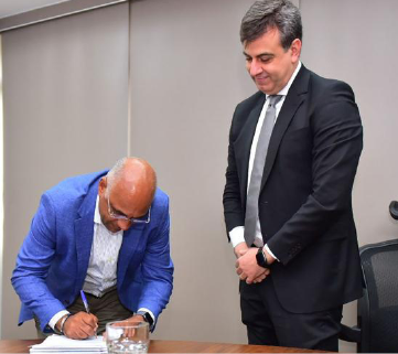 Prefeitura entrega alvará de regularização de prédio do MP-GO