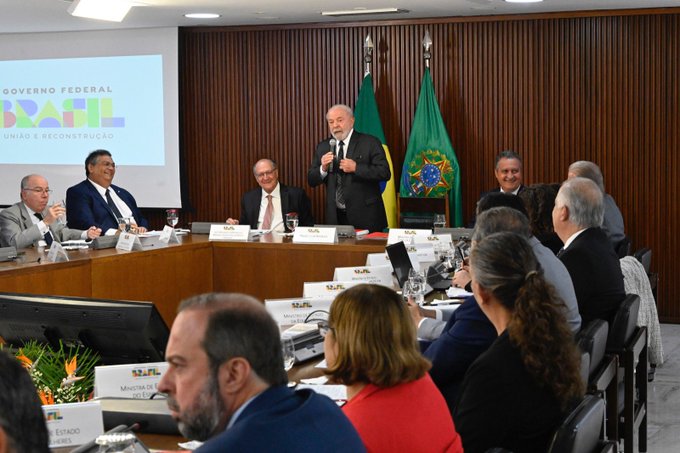 Alerta sobre risco de piora da crise com Congresso marca reunião ministerial