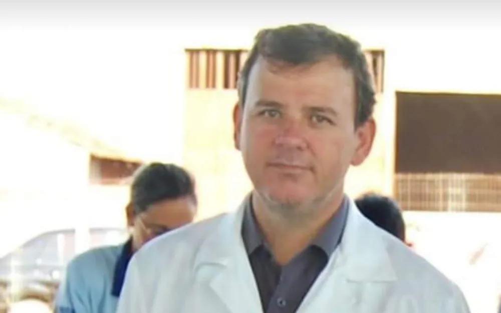 Médico falece após grave acidente ao colidir seu veículo contra caminhão tombado