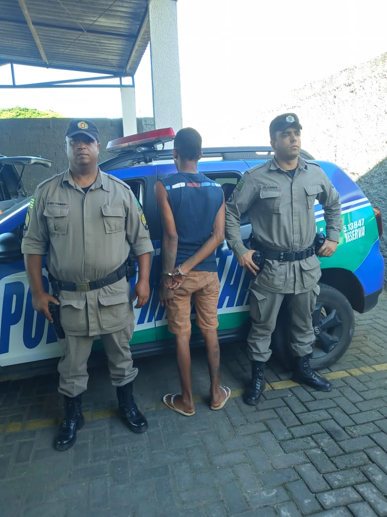 Mulher é agredida com cabo de rodo e autor é preso na casa do casal
