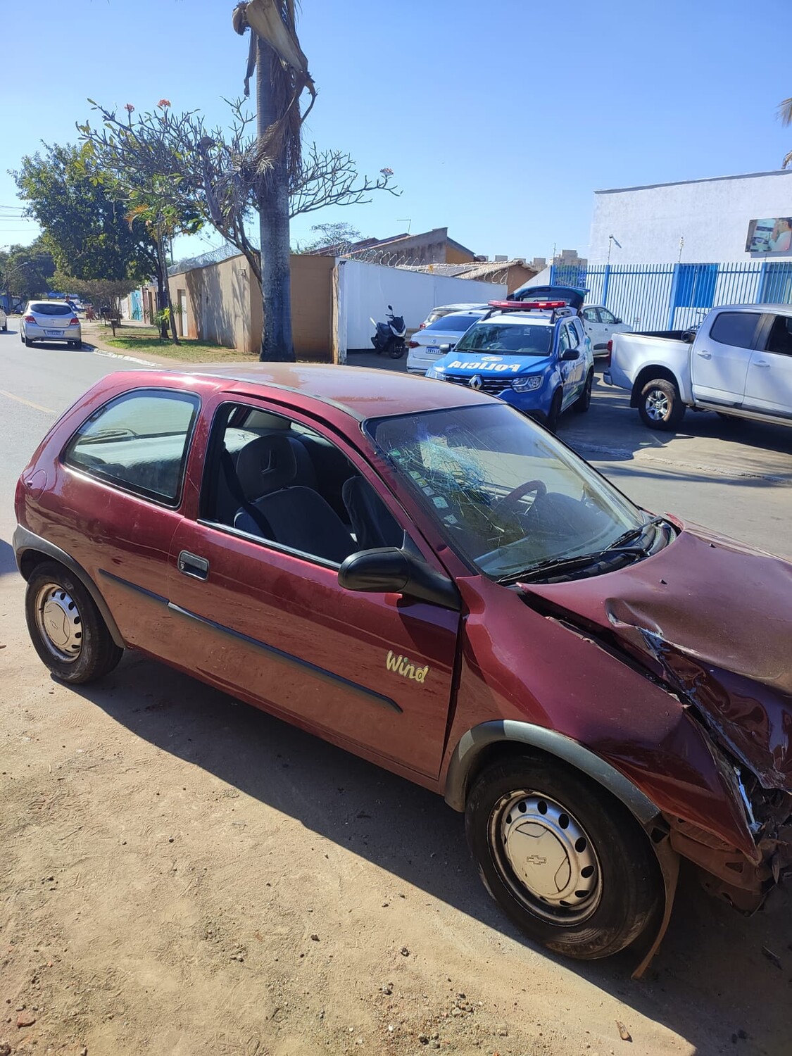 Homem é preso por bater carro em caçamba de lixo para ferir companheira