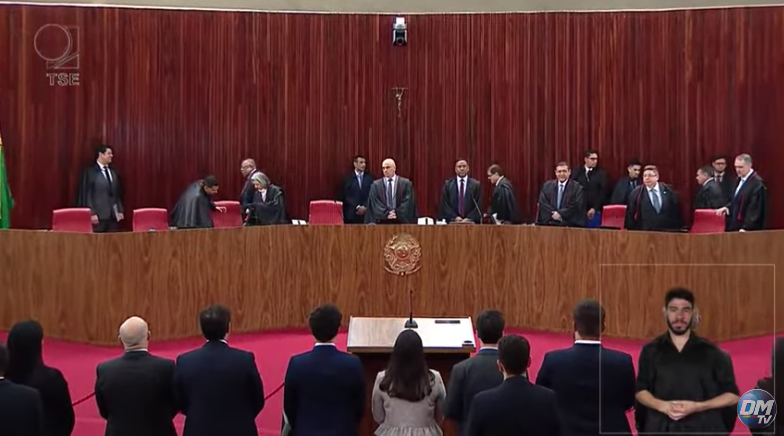 Com placar de 3 a 1 pela inegibilidade de Jair Bolsonaro sessão é suspensa