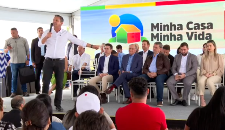 Prefeito de São Vicente deixa palco de cerimônia após desentendimento com prefeito de Santos