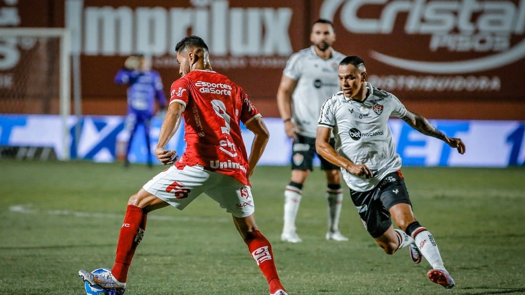 Vila vence Vitória e assume liderança da série B