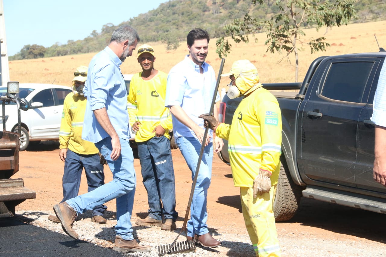 “Isso tudo é fruto do Fundeinfra”, diz Daniel Vilela em vistoria de obras da GO-080, em Goianésia