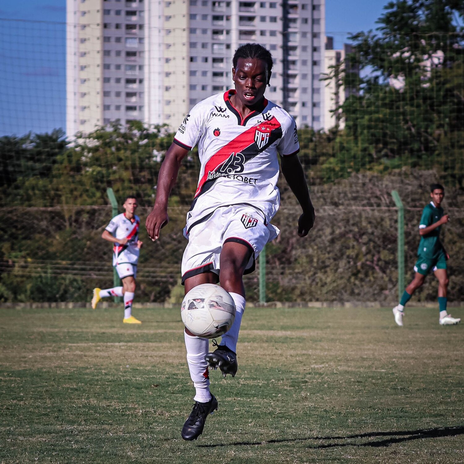 Promessa da base do Atlético-GO, destaca futuro com a camisa do Dragão