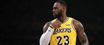 LeBron James anuncia que não está pronto para se aposentar e continua na NBA