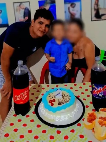Retaliação? Homem acusa empresa de demiti-lo após divulgar foto com refrigerante concorrente