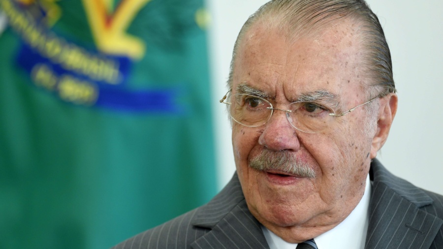 Ex-presidente José Sarney é hospitalizado após queda em casa