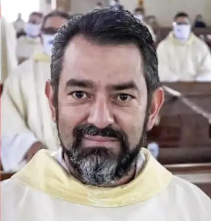 Mulher invade igreja e se declara para padre; religioso é afastado