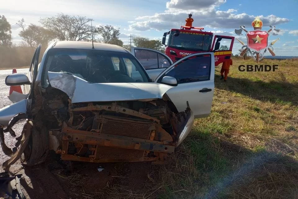 Idosa de 89 anos morre após carro colidir em poste no DF